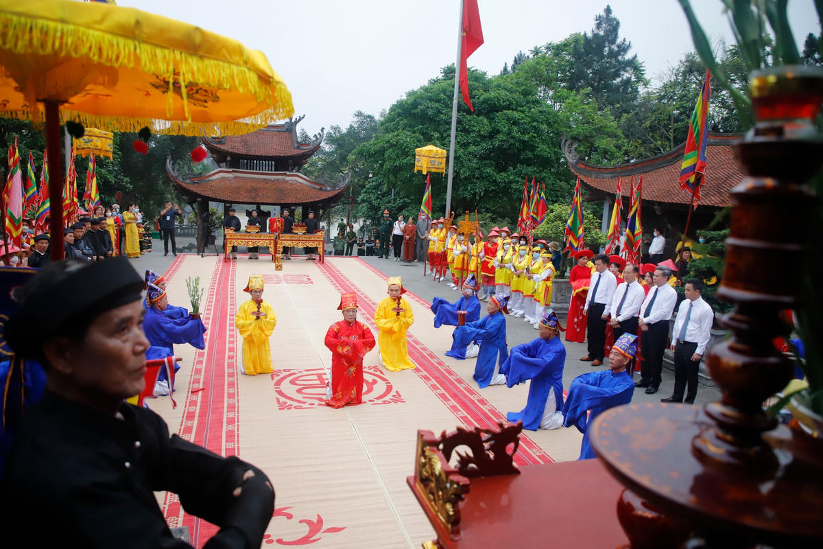 Các cụ cao niên đang thực hiện nghi thức tế truyền thống.