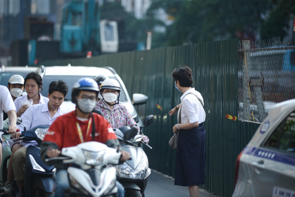 Theo phản ánh của người dân, trước khi có công trình, nơi đây mặc dù phương tiện giao thông đông đúc nhưng cũng không có chuyện ách tắc thời gian dài như vậy. 