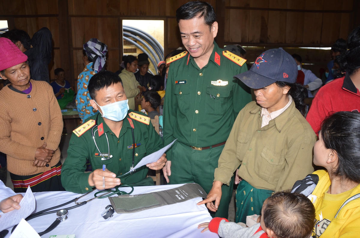 Đoàn công tác tỉnh Quảng Nam khám bệnh cho người dân huyện Đắk Chưng.