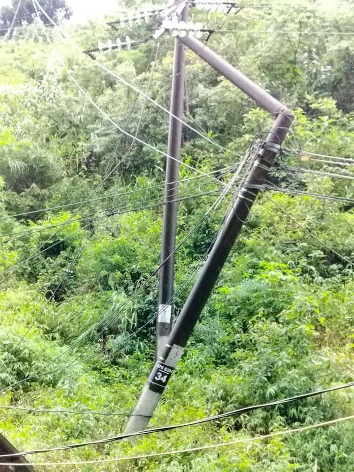 Cột điện thuộc đường dây 35kV lộ 376E29.2 phân đoạn Mường Kim- Mù Cang Chải bị gãy, đổ.