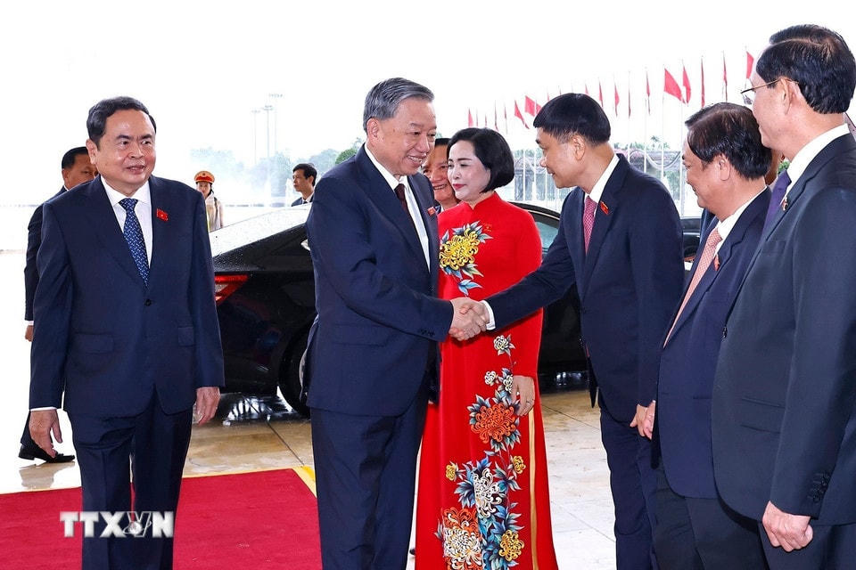 Chủ tịch Quốc hội Trần Thanh Mẫn và lãnh đạo Quốc hội đón Tổng Bí thư Tô Lâm đến chương trình gặp mặt. (Ảnh: Doãn Tấn/TTXVN)