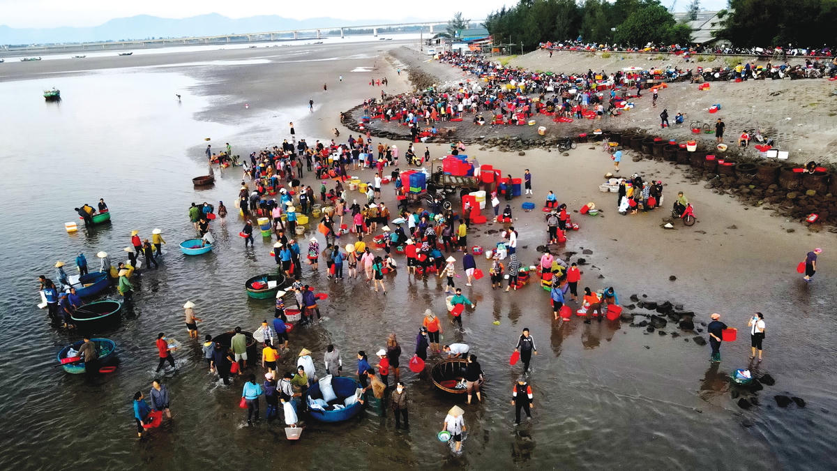 Để có nguồn hàng tươi ngon, các tiểu thương phải đi chợ từ lúc rạng sáng để đón những đoàn thuyền đầu tiên.  