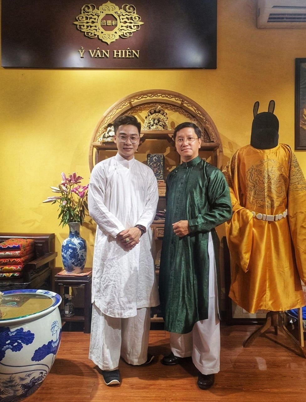 Nguyễn Đức Lộc (bên trái) đã "truyền lửa" tình yêu đất nước bằng tình yêu với trang phục truyền thống. Ảnh: NVCC. 