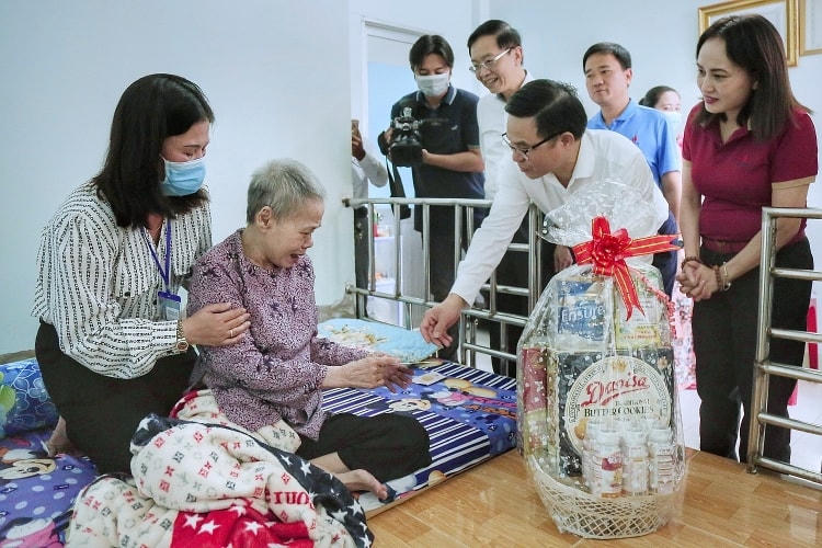 Đoàn công tác thăm Mẹ Việt Nam anh hùng Nguyễn Thị Đua.