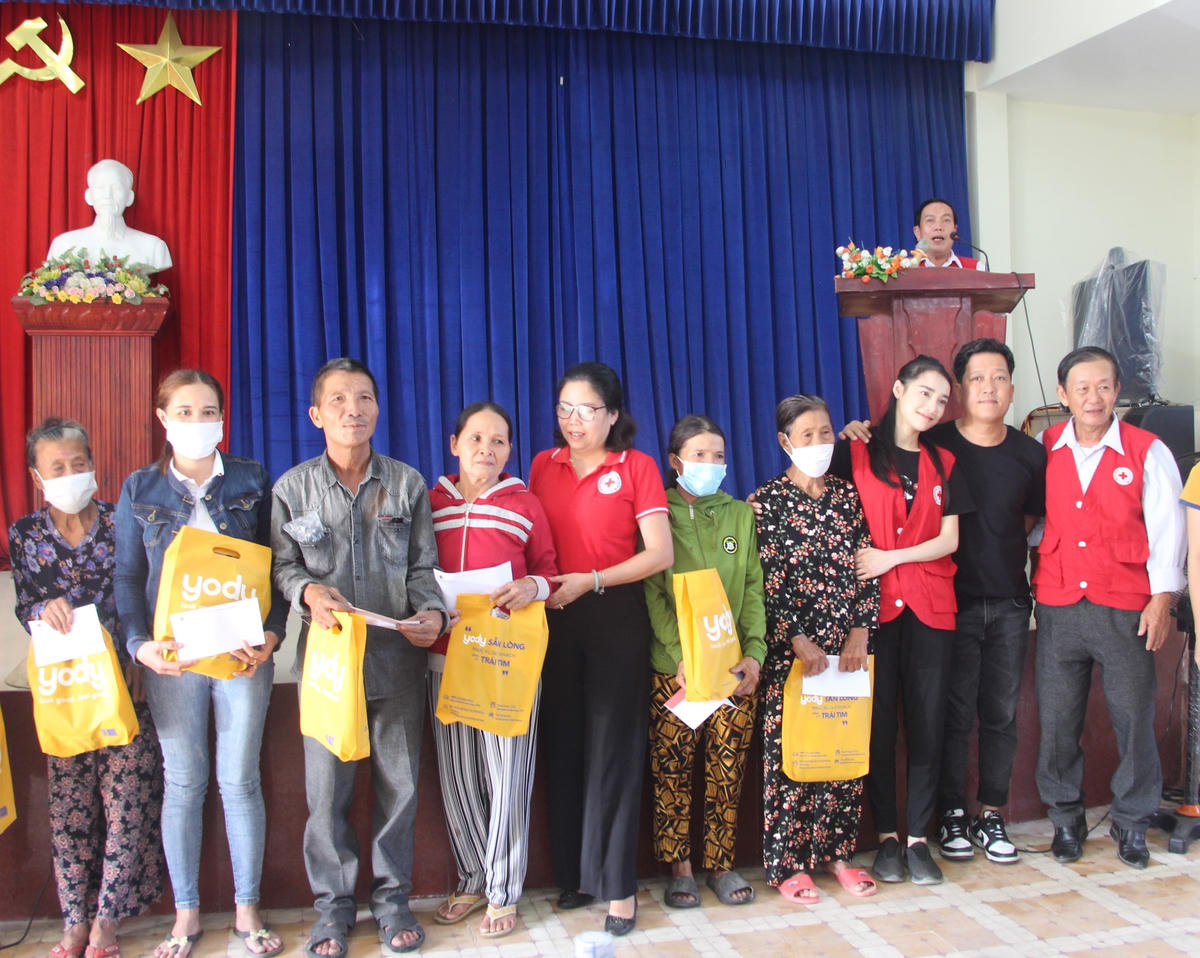 Vợ chồng nghệ sĩ Trường Giang và Nhã Phương tặng quà cho bà con bị thiệt hại do bão số 4.