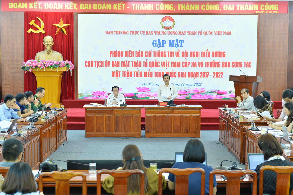 Quang cảnh buổi họp báo.