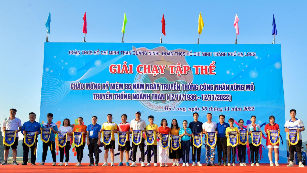 BTC trao cờ lưu niệm cho các đơn vị tham gia.
