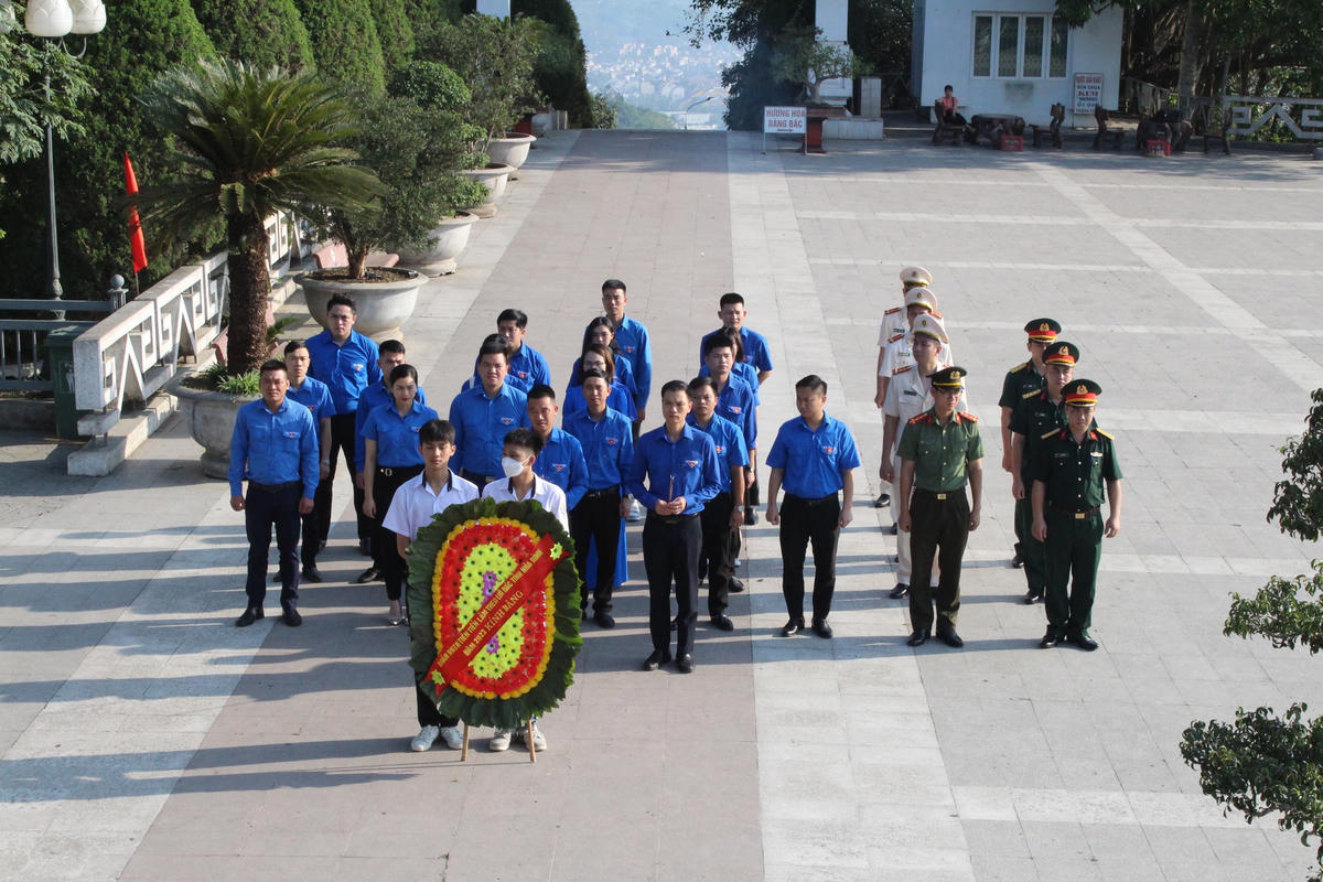 Các đại biểu dâng hương báo công tại Tượng đài Bác Hồ trên công trình thủy điện Hòa Bình.