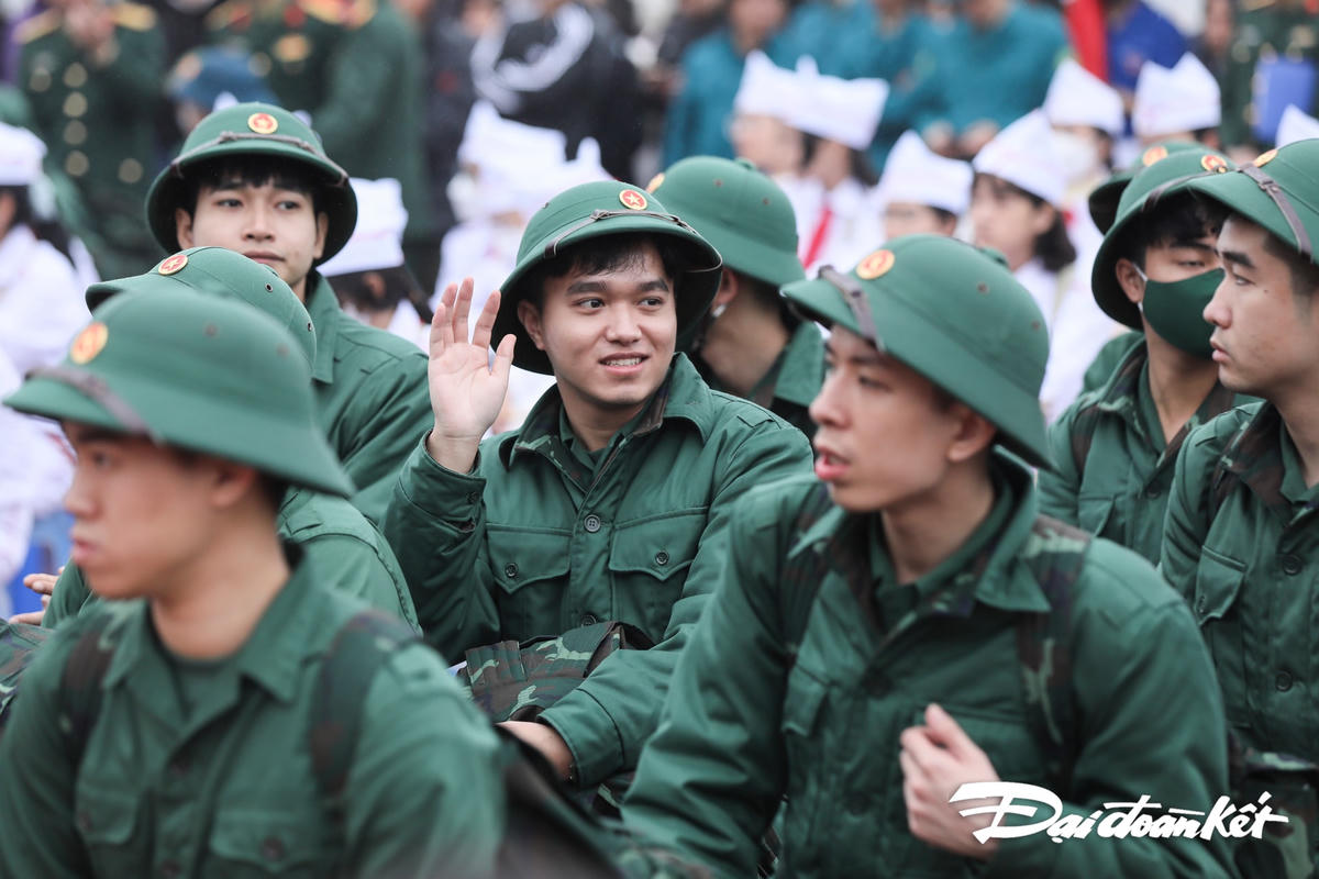 Các tân binh trước giờ lên đường nhập ngũ. Ảnh: Quang Vinh.