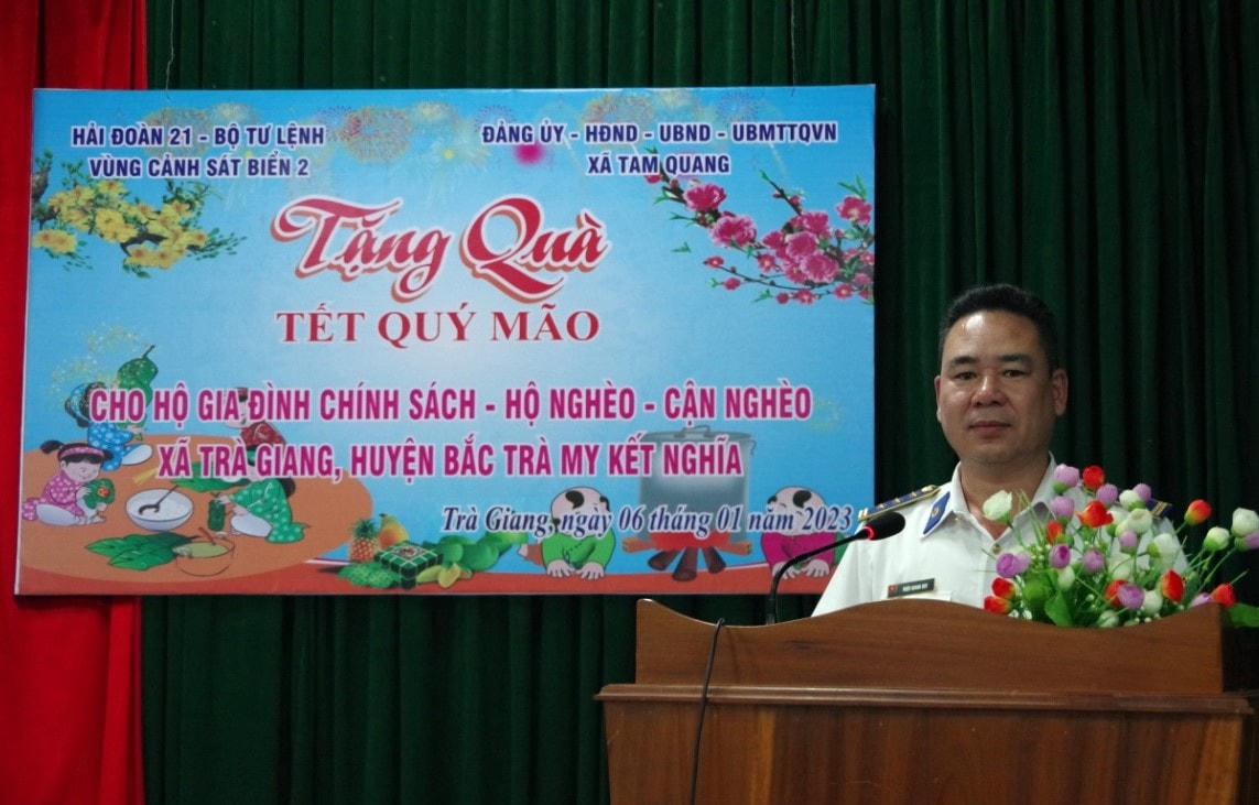 Thượng tá Triệu Quang Quy, Phó Chính ủy Hải đoàn 21 phát biểu tại buổi lễ.