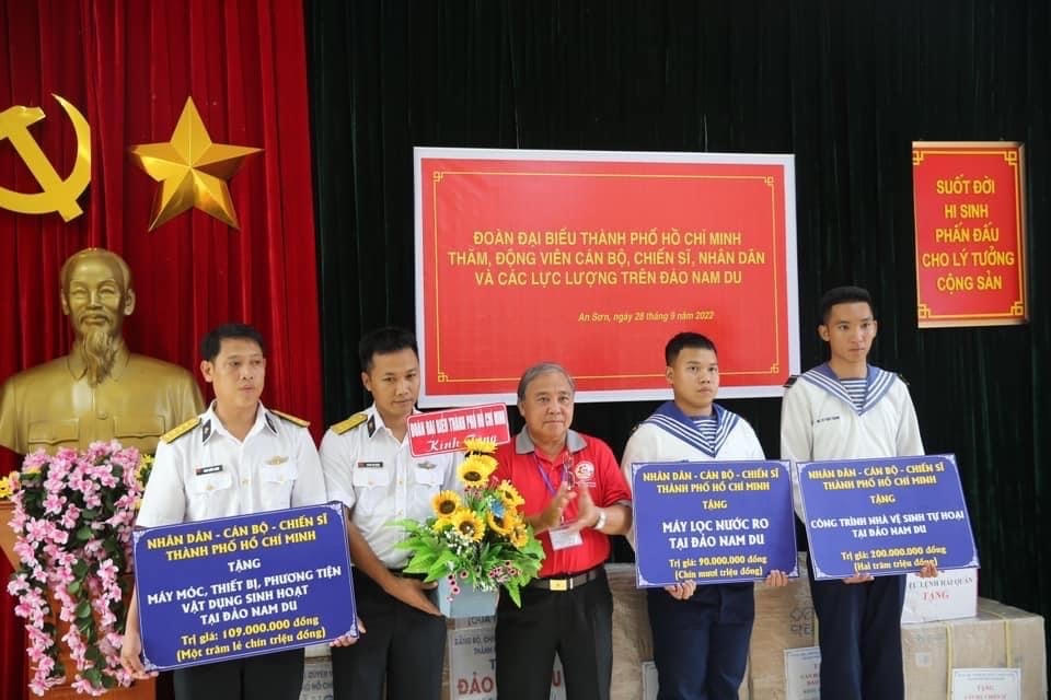 Đoàn công tác thiết bị sinh hoạt tại Trạm Ra đa 600, đơn vị đóng quân trên quần đảo Nam Du.