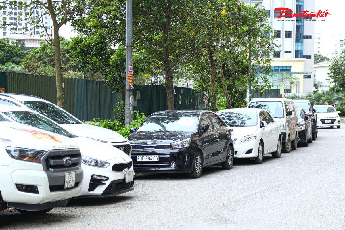 Anh N.V.T., cư dân sống tại tòa CT12C cho biết: “Không chỉ có phần mặt đường bị làm nơi để xe, mà ngay trong sảnh tòa nhà cũng đều bị xe ô tô để chật kín. Đặc biệt, những lúc mưa gió các phương tiện dừng đỗ càng nhiều gây ách tắc. Mong các cơ quan chức năng sớm vào cuộc để giải quyết tình trạng trên.