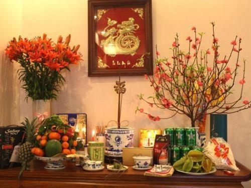 Bạn nên tắm rửa sạch sẽ và thắp hương xin phép được dọn dẹp. Nguồn: Vietnamnet.