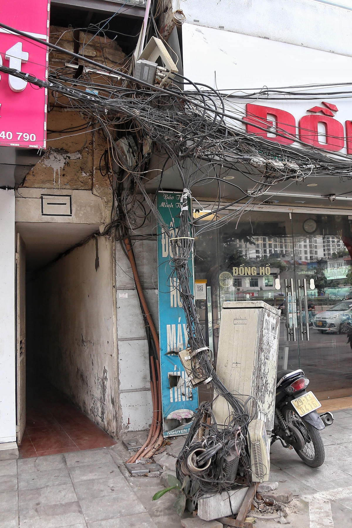 Theo ghi nhận của PV Báo Đại Đoàn Kết tại nhiều tuyến phố Hà Nội tình trạng dây điện, cáp viễn thông chằng chịt "rối như tơ vò" gây mất mỹ quan đô thị.