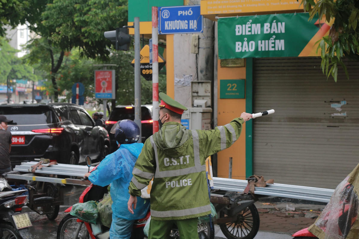 Lực lượng chức năng điều tiết đảm bảo giao thông trước khu vực thi.