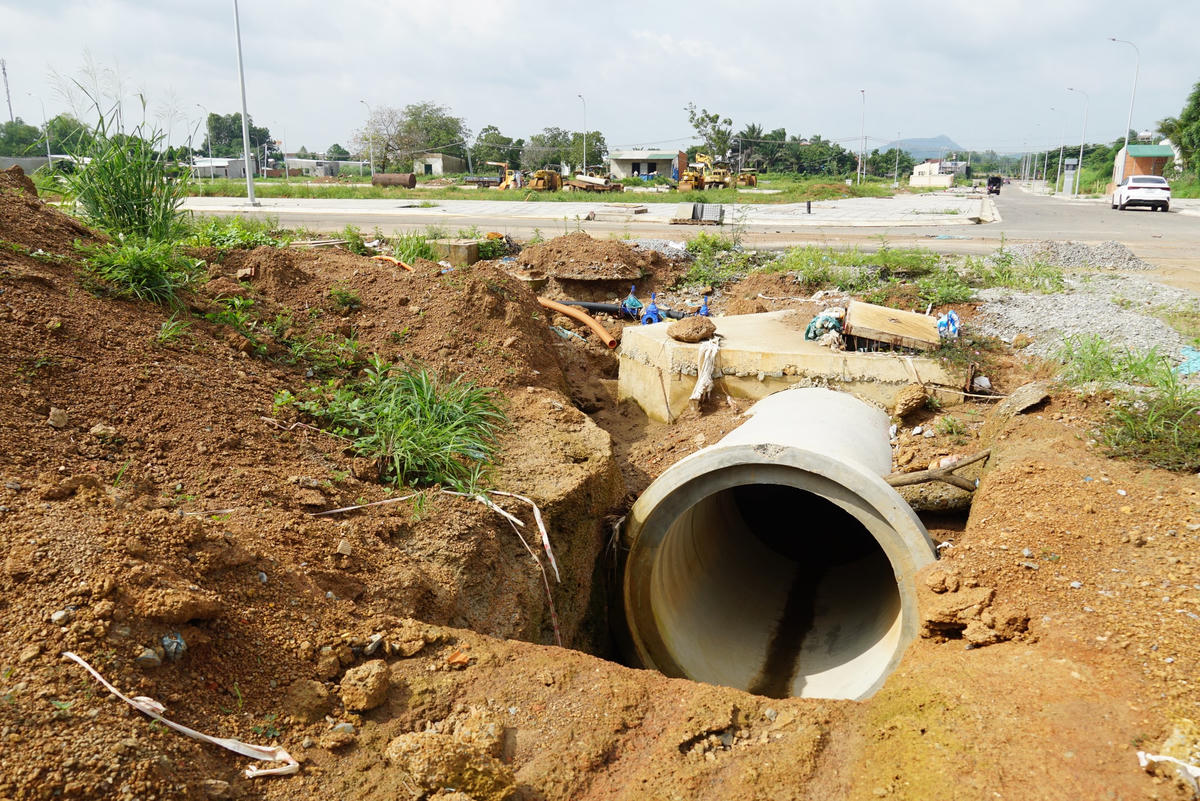Nhiều hạng mục tại dự án tái định cư dang dở. Ảnh: Mạnh Thìn.