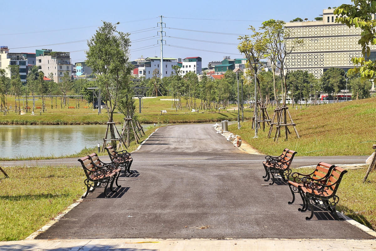 Ghế ngồi dành cho người dân đến hóng mát, vui chơi quanh công viên đang được lắp đặt.