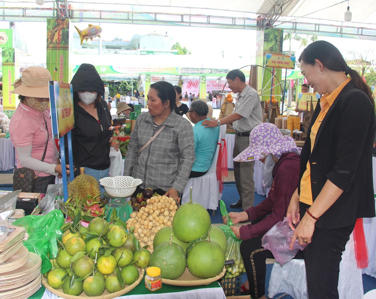 Một gian hàng rất đông người dân đến hỏi mua.