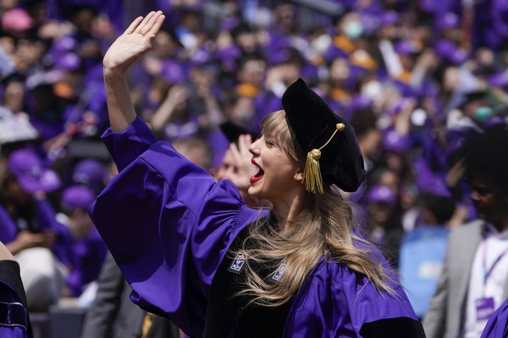 [ẢNH] Taylor Swift nhận bằng Tiến sĩ Danh dự của Đại học New York
