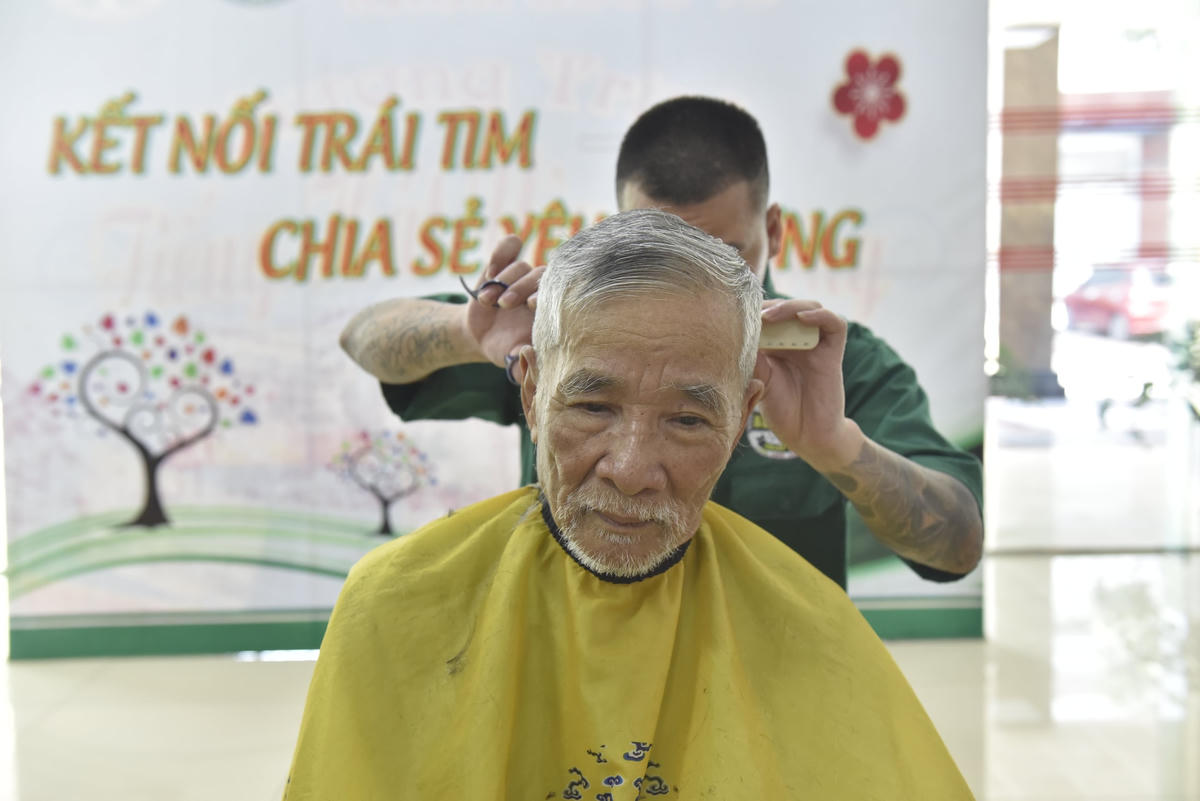 Dù là hoạt động cắt tóc miễn phí nhưng những đường cắt tỷ mỷ vẫn được các 'tay kéo' trẻ chỉnh chu trong từng chi tiết. Khi hoàn thành việc cắt tóc cho bệnh nhân, niềm vui lớn nhất đọng lại trong nhóm là tiếng cười và sự khen ngợi gửi tới nhóm cắt tóc.