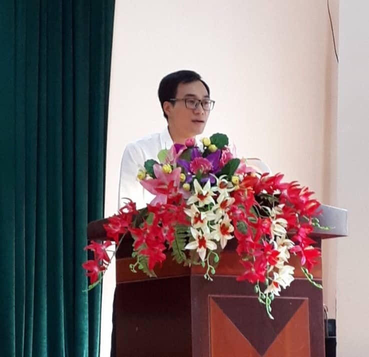 Chuyên gia văn hóa Ngô Hương Giang cho rằng, sự lớn mạnh của truyền thông mạng xã hội kéo theo những hệ lụy khiến nghệ sĩ có suy nghĩ lệch lạc.