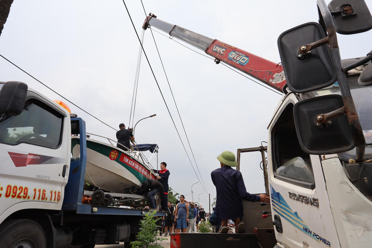 Đội tìm kiếm dưới nước sẽ có 2 cano, cùng với thiết bị tìm kiếm cao cấp gồm camera ghi hình dưới nước.