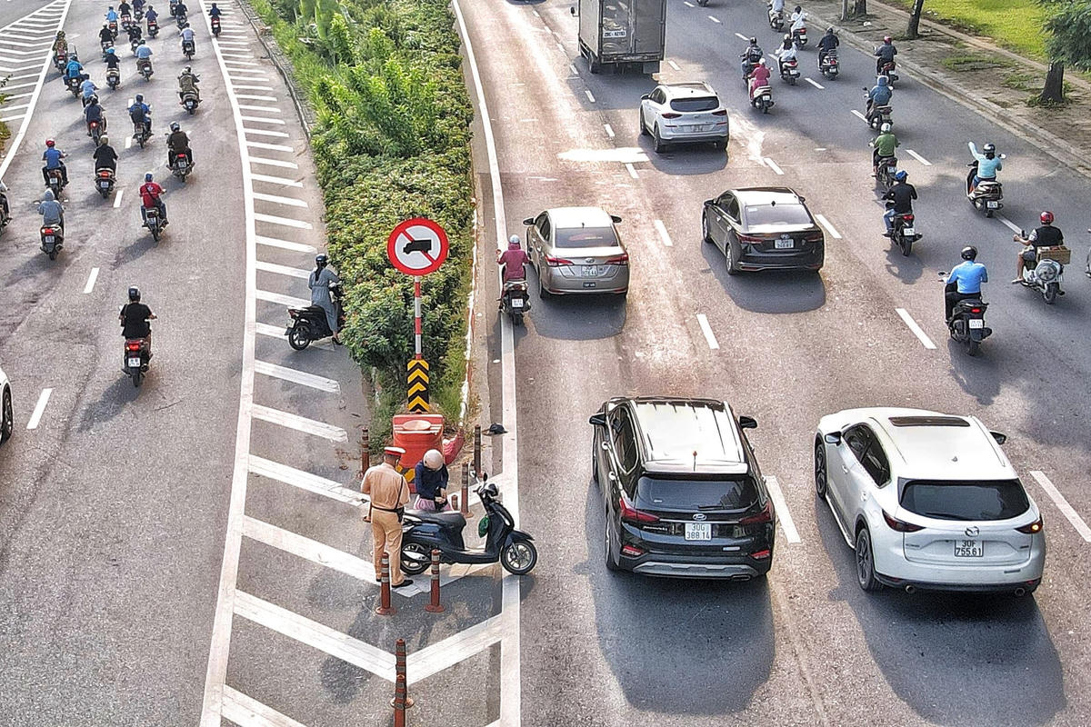 Chỉ ít phút lập tổ công tác Đội CSGT số 6 ngay lập tức xử lý nhiều trường hợp vi phạm.