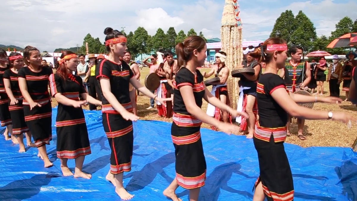Lễ cưới có sự tham gia của nhiều người vào hoạt động văn hóa.