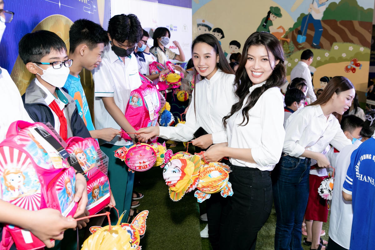 Chương trình “Trung thu hạnh phúc” đã mang đến niềm vui cho các trẻ em có hoàn cảnh khó khăn. Không chỉ trao tặng các phần học bổng thiết thực, chương trình còn gửi đến sự ấm áp, thể hiện sự quan tâm của cộng đồng đến các trẻ em có hoàn cảnh khó khăn.