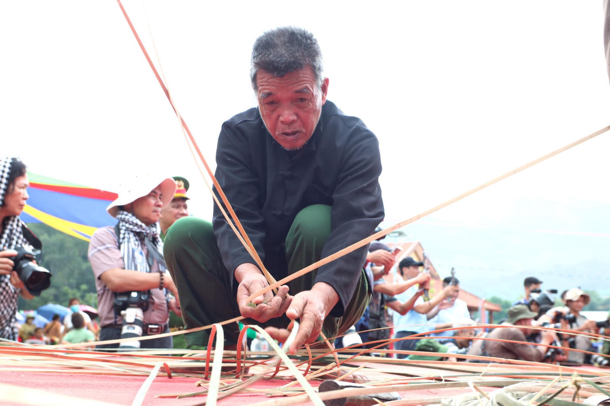 Các nghệ nhân trổ tài trong phần thi đan lồng gà đẹp.
