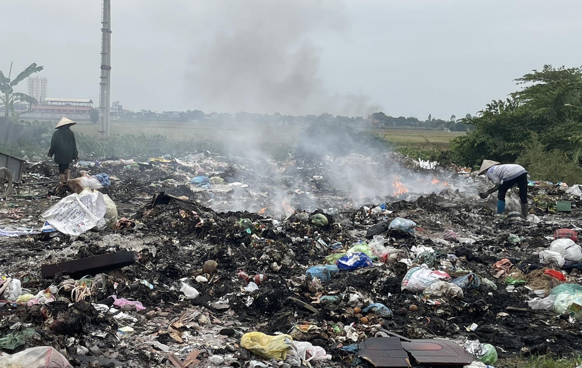 Bãi rác ngày đêm “âm ỉ” cháy khiến cả khu dân cư thôn Phong bị ô nhiễm khói.  