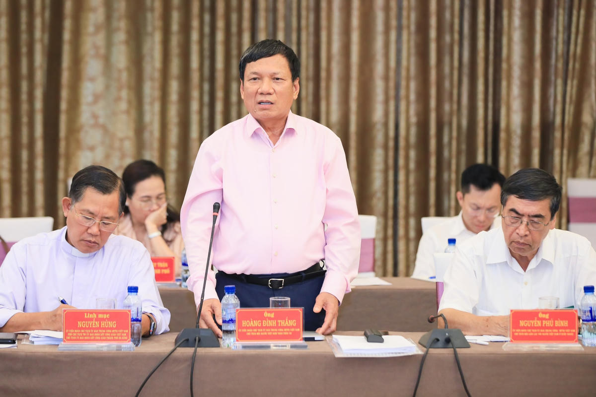 Ông Hoàng Đình Thắng, Chủ tịch Liên hiệp Hội người Việt Nam tại châu Âu phát biểu tại Hội nghị. Ảnh: Quang Vinh.