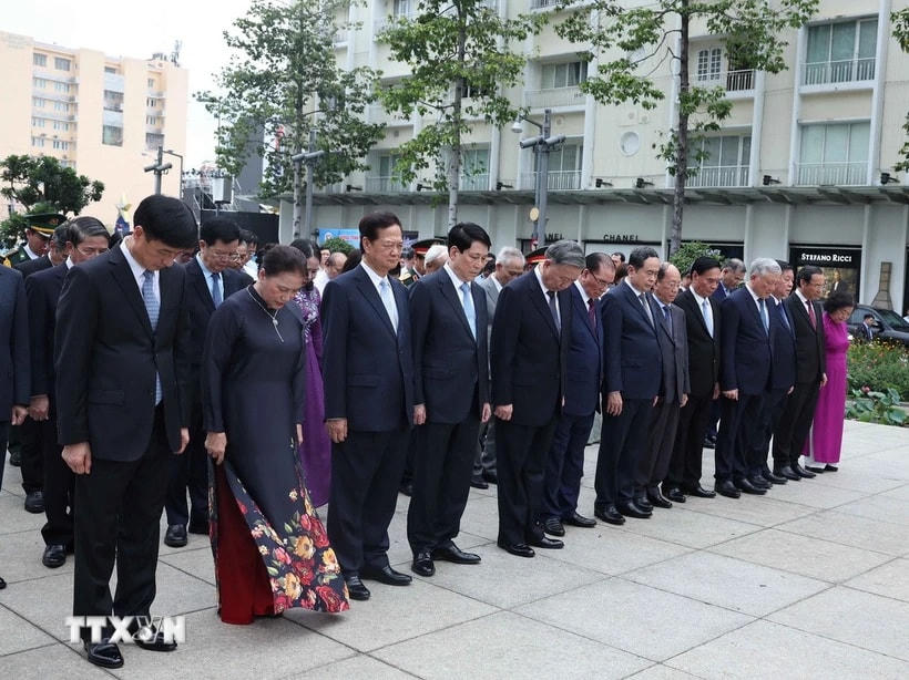 Các đồng chí lãnh đạo, nguyên lãnh đạo Đảng Nhà nước thành kính tưởng niệm Chủ tịch Hồ Chí Minh tại Công viên Tượng đài Bác Hồ (Quận 1, Hồ Chí Minh). (Ảnh: Thống Nhất/TTXVN)