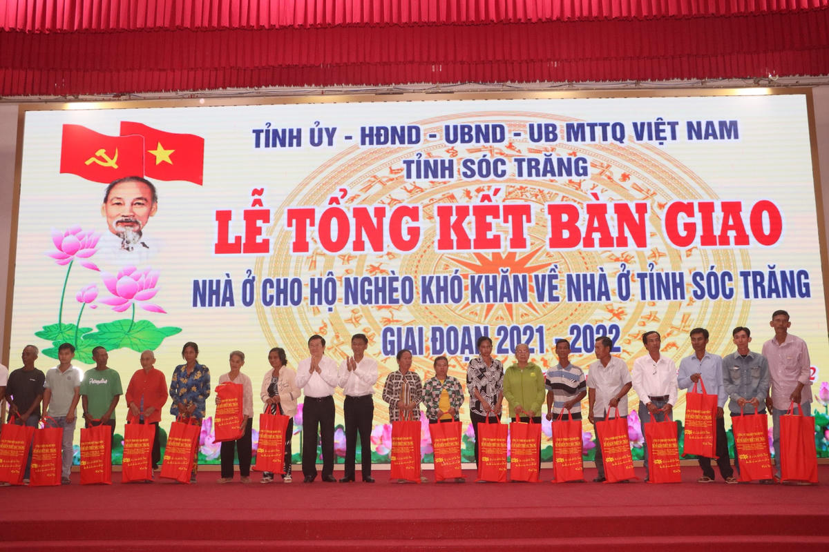 Lãnh đạo tỉnh Sóc Trăng tặng quà cho các hộ nghèo tại Lễ bàn giao nhà.
