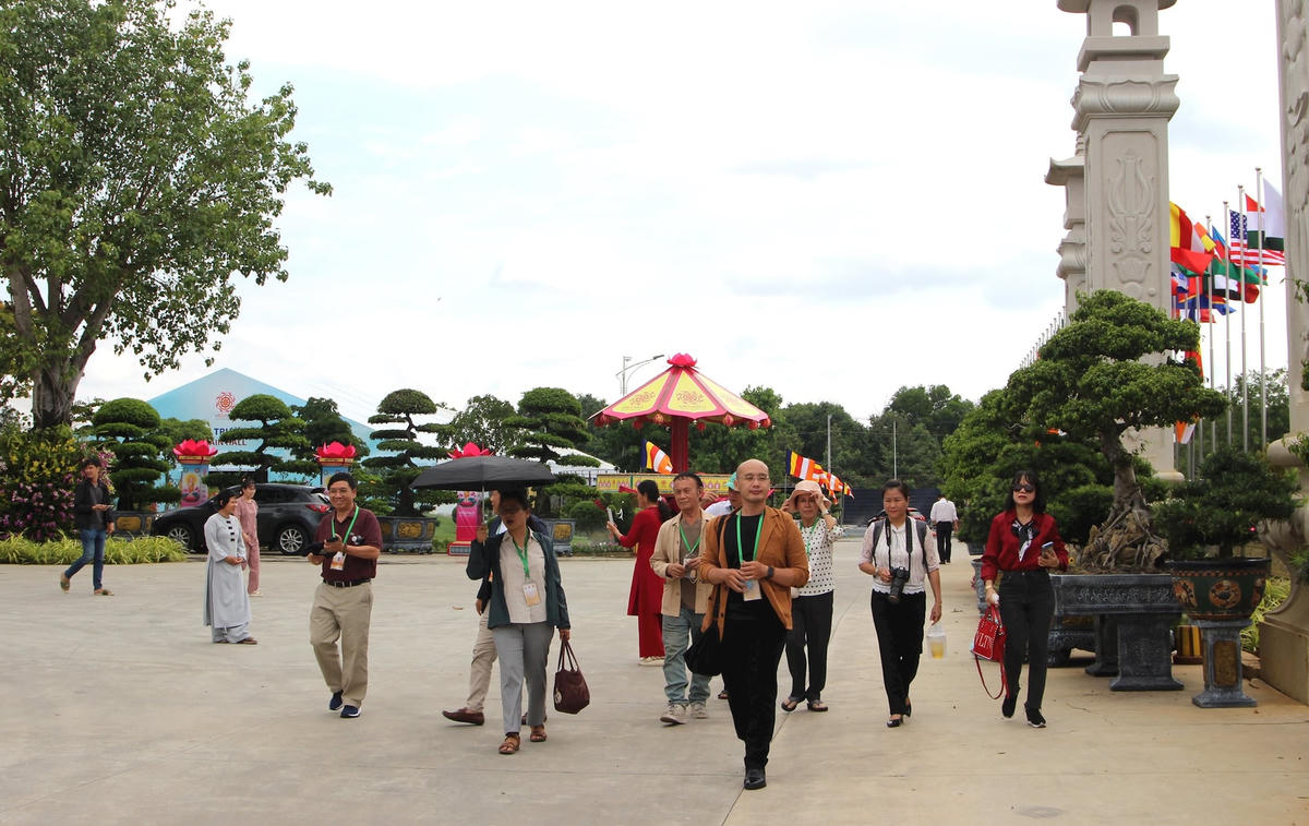 Mặc dù chưa đến ngày lễ chính thức nhưng những ngày này tại Học viện cho khá đông du khách, các nhiếp ảnh gia trong và ngoài nước đến tham quan.