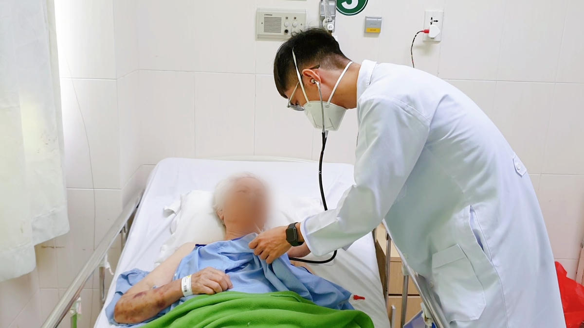 Bác sĩ đang kiểm tra sức khoẻ bệnh nhân sau điều trị.