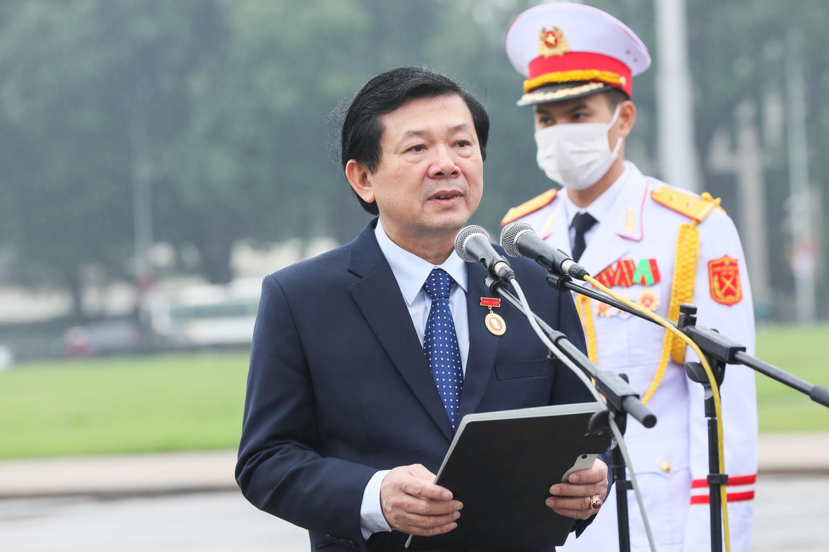 Phó Chủ tịch UBTƯ MTTQ Việt Nam Nguyễn Hữu Dũng báo cáo trước anh linh Chủ tịch Hồ Chí Minh những kết quả, thành tích mà hệ thống MTTQ Việt Nam các cấp đã đạt được 5 năm qua.