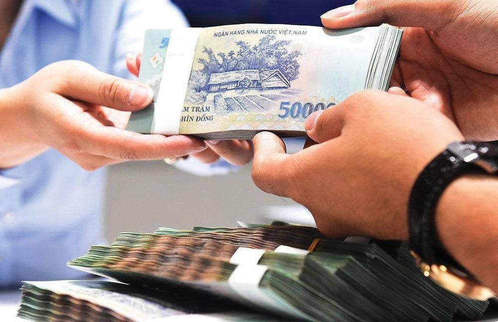 Nhiều người chuyển sang gửi tiền tiết kiệm vì lãi suất huy động tăng mạnh. Ảnh:X.N.