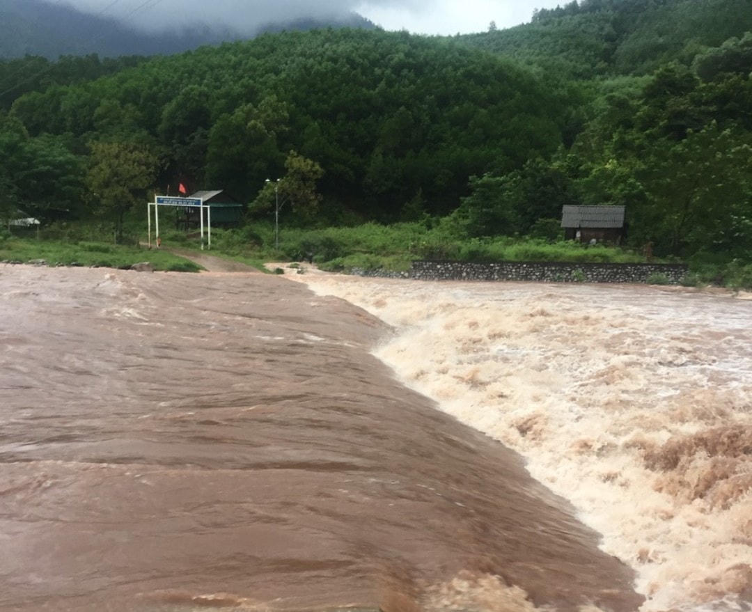Ngầm Ka Ai, xã Dân Hoá (huyện Minh Hoá, tỉnh Quảng Bình) bị ngập sâu hơn 1m do mưa lớn vào rạng sáng 28/9.