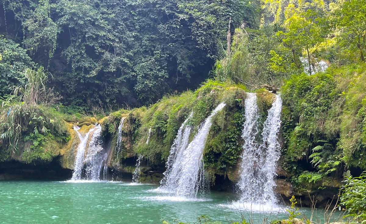 Thác nước thứ nhất có độ dốc thấp, tạo thành hồ nước màu xanh như ngọc.