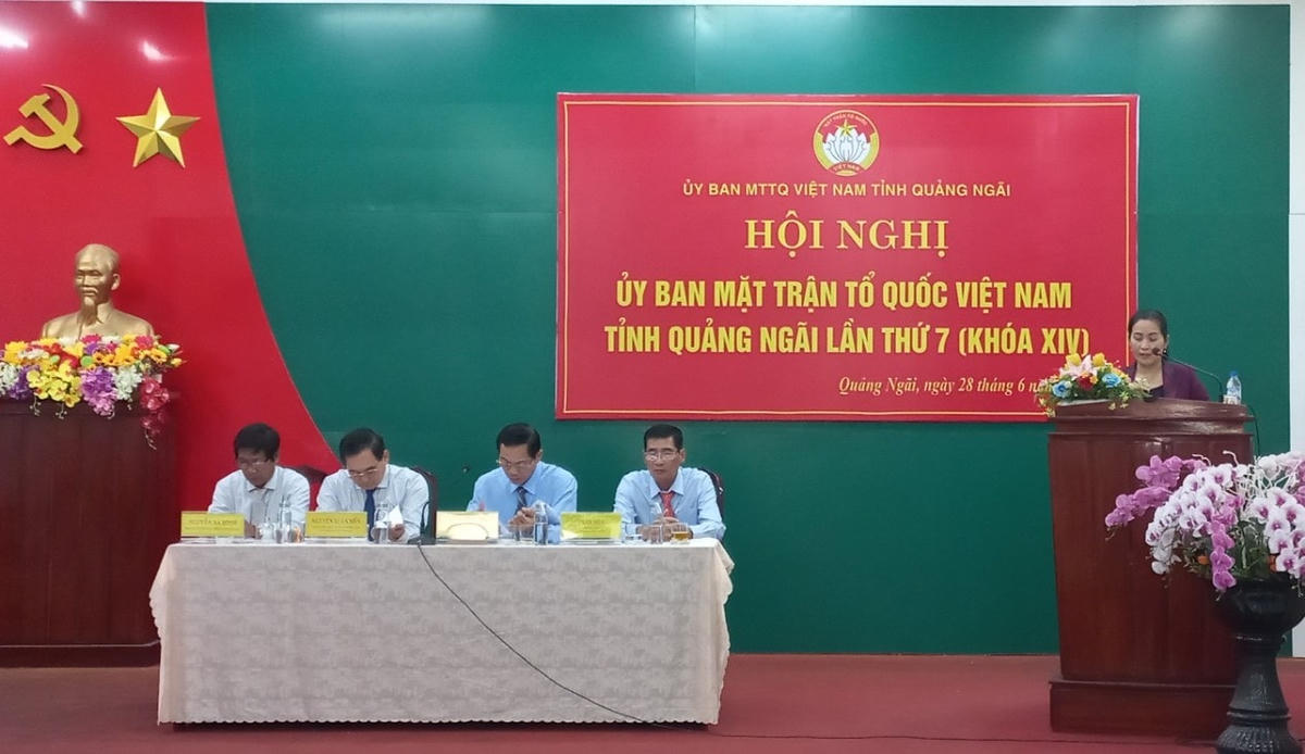 Bà Đinh Thị Hồng Minh, Phó bí thư Tỉnh ủy Quảng Ngãi phát biểu hội nghị.