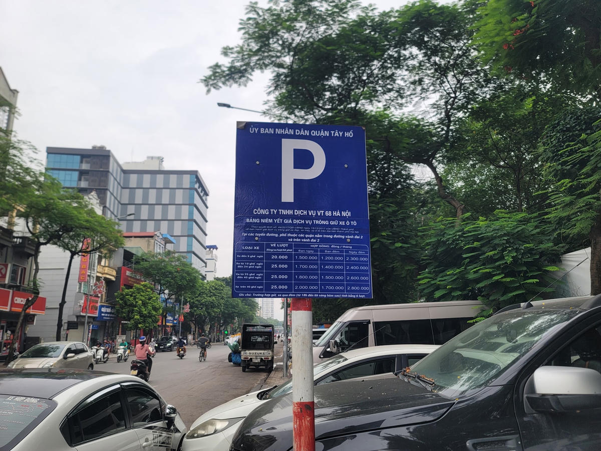 Hà Nội: Điểm khai thác đỗ xe, hàng quán, họp chợ 'xâu xé' hè phố