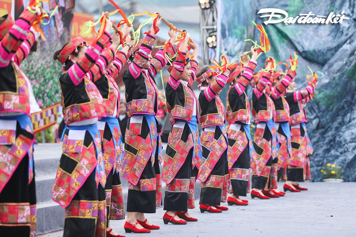 Đồng bào dân tộc Lô Lô luôn tự hào về vốn văn hóa dân gian phong phú của mình qua những điệu múa, làn điệu dân ca, truyện cổ tích. Những bài ca, tiếng hát chứa chan tình yêu con người, cuộc sống, thiên nhiên.