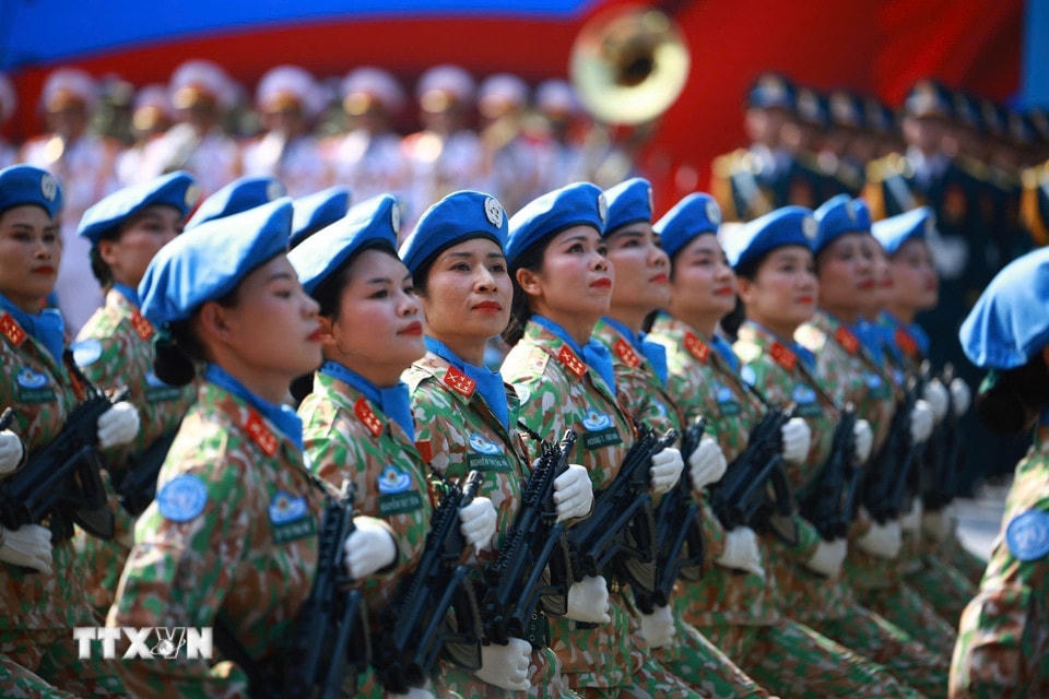 Khối nữ Gìn giữ hòa bình diễu qua Lễ đài. (Ảnh: TTXVN)