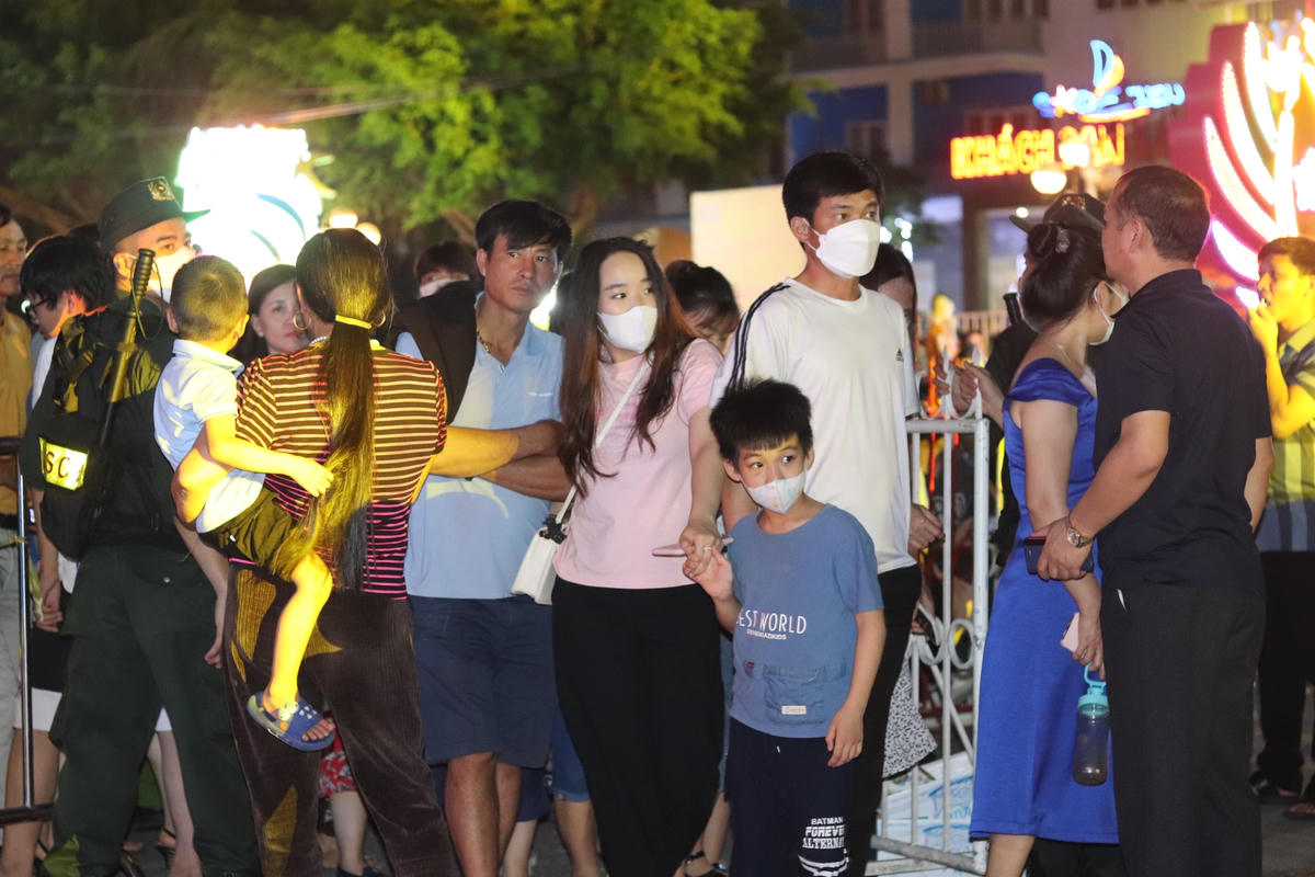 [ẢNH] Hàng vạn người đổ về lễ hội du lịch biển Hải Tiến