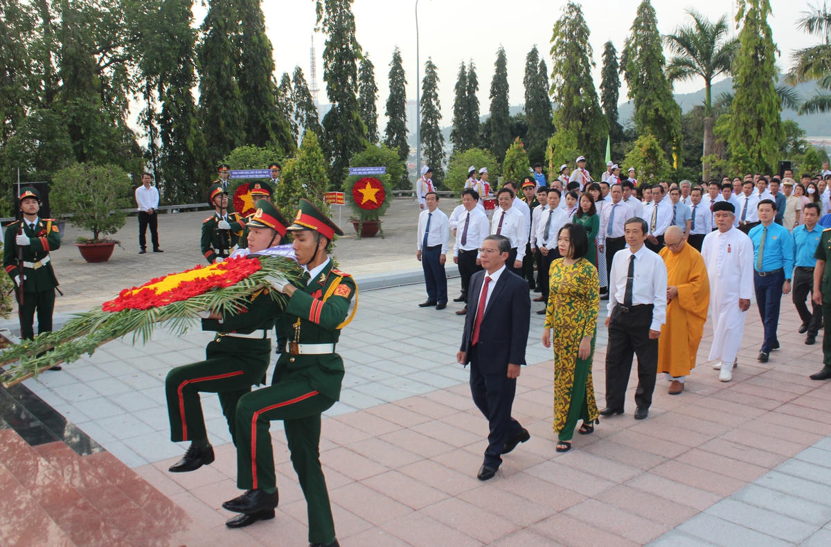 Đoàn đại biểu Uỷ ban MTTQ Việt Nam tỉnh Khánh Hòa do ông Trần Ngọc Thanh, Chủ tịch Uỷ ban MTTQ Việt Nam tỉnh dẫn đầu vào viếng.