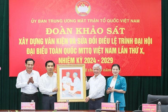  Chủ tịch Ủy ban Trung ương MTTQ Việt Nam Đỗ Văn Chiến trao quà lưu niệm cho Ủy ban MTTQ Việt Nam thành phố Hải Phòng.
