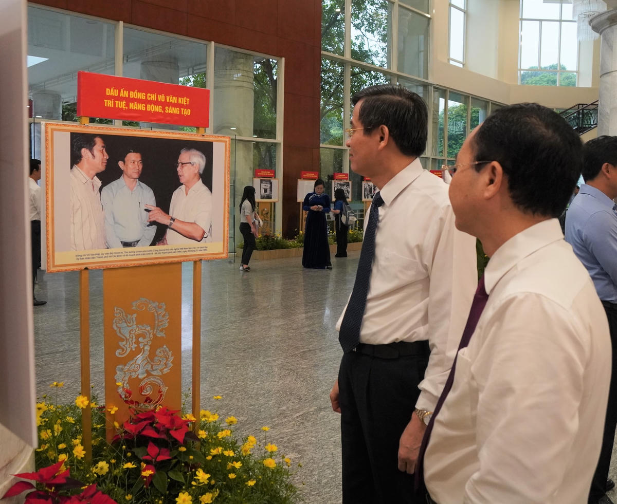 Đại biểu thăm quan triển lãm kỷ niệm 100 năm ngày sinh cố Thủ tướng Võ Văn Kiệt (23/11/1922 - 23/11/2022) bên lề Hội thảo khoa học. (Ảnh: Hồng Phúc).
