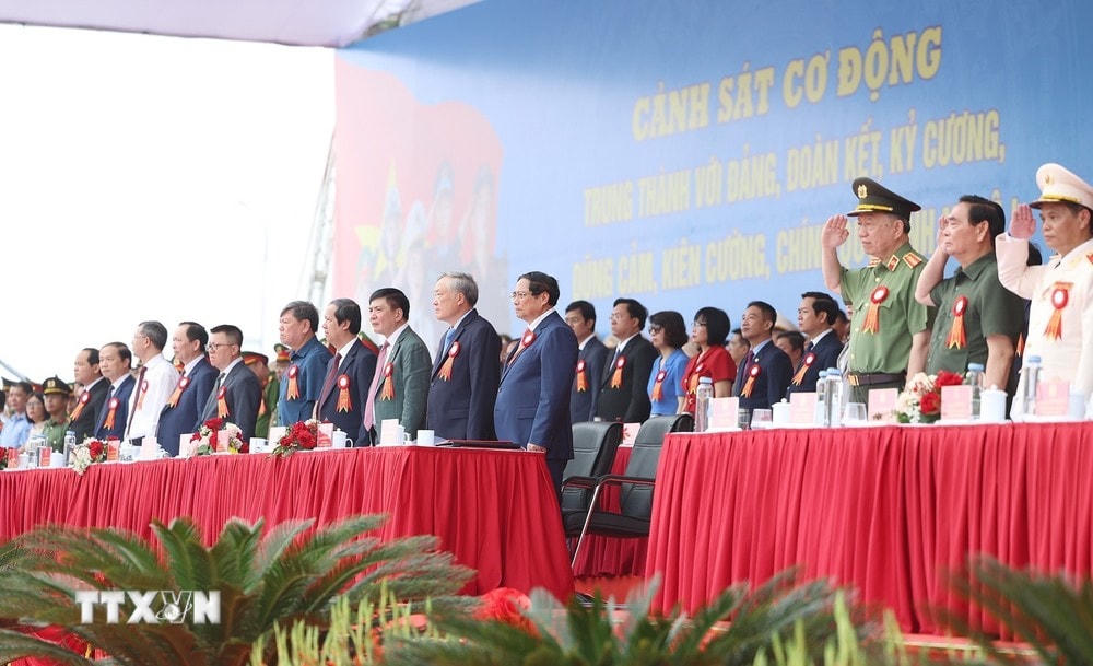 Thủ tướng Phạm Minh Chính và các đại biểu dự Lễ kỷ niệm 50 năm Ngày truyền thống Lực lượng Cảnh sát Cơ động. (Ảnh: Dương Giang/TTXVN) TTXVN_1404Thutuong7.jpg