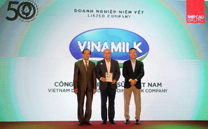 Ông Trịnh Quốc Dũng, Giám đốc Điều hành Vinamilk (Khối Phát triển vùng nguyên liệu) đại diện nhận giải thưởng Top 50 CSA.